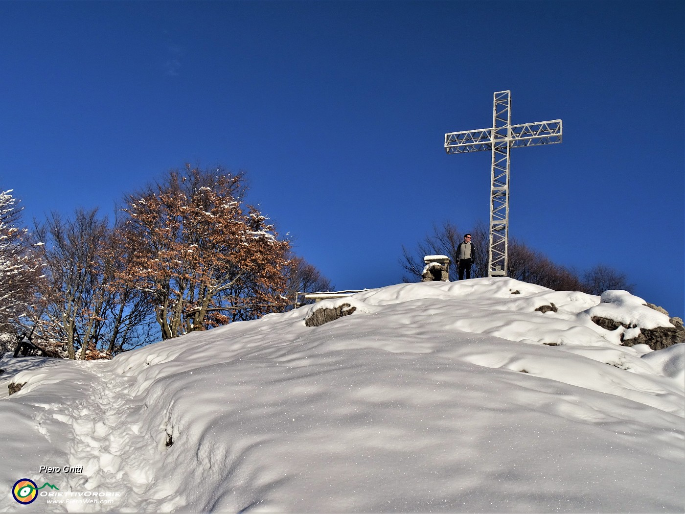 49 E Raffaele in vetta al Suchello (1441 m) per la sua prima volta...ammantato di neve!.JPG